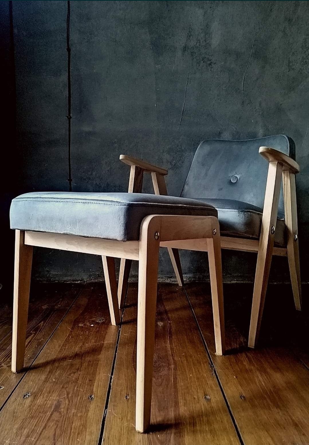 Fotel Chierowski 366 z podnóżkiem PRL Design Vintage polish armchair with footrest mid century