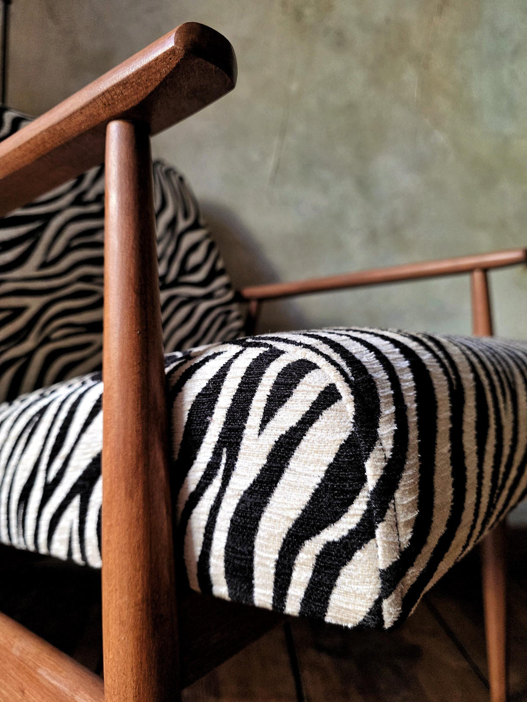 Fotel Lisek 300-190 PRL Design Vintage polish armchair mid century Zebra