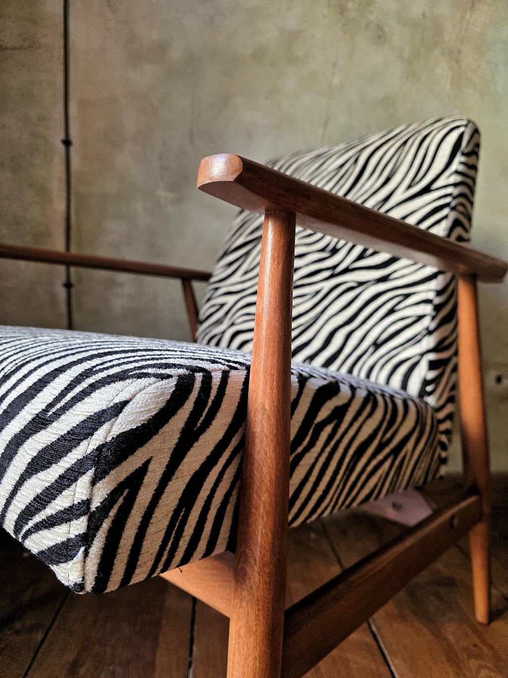 Fotel Lisek 300-190 PRL Design Vintage polish armchair mid century Zebra