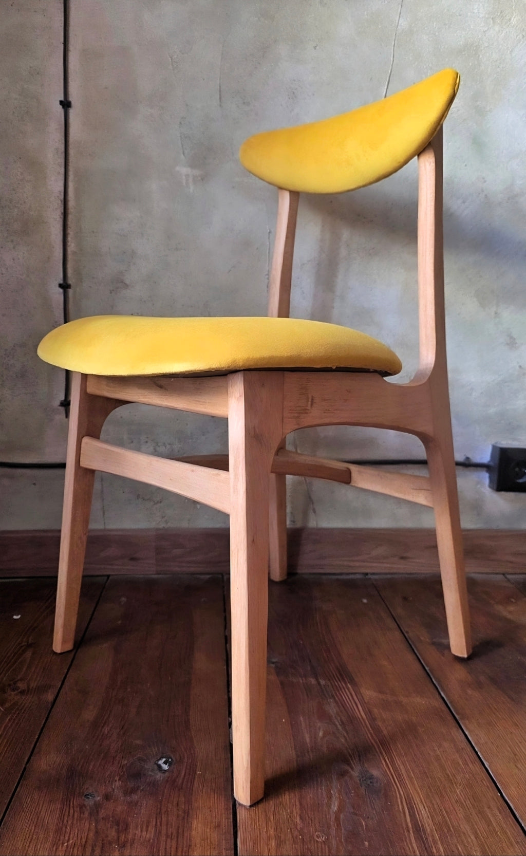 Krzesło Hałas 200-190 – polski design PRL, vintage